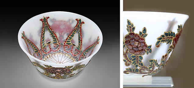 White nephrite bowl inlaid with gems and gold shows the eggshell carving technique. White nephrite bowl inlaid with gems and gold shows the eggshell carving technique.