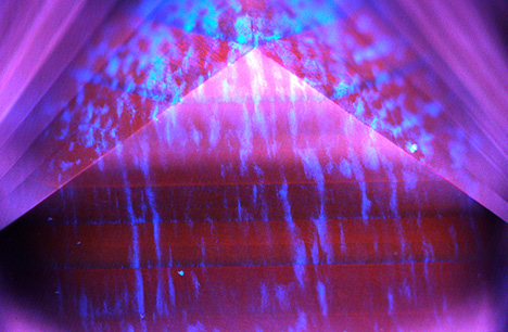 Seven growth layers and irregular blue banding seen under deep short-wave UV excitation. Seven growth layers and irregular blue banding seen under deep short-wave UV excitation.