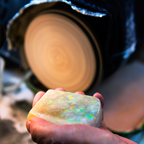 Shaping and polishing of a large opal Shaping and polishing of a large opal