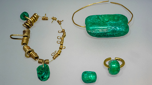 Gold and emerald jewelry of the native Chibcha Gold and emerald jewelry of the native Chibcha