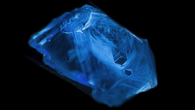 Short-wave UV fluorescence reaction of a Madagascar sapphire during heating Short-wave UV fluorescence reaction of a Madagascar sapphire during heating