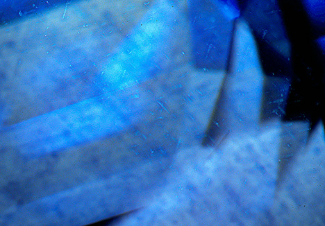 Heat treatment creates blue coloration around partially dissolved silk in sapphire. Heat treatment creates blue coloration around partially dissolved silk in sapphire.