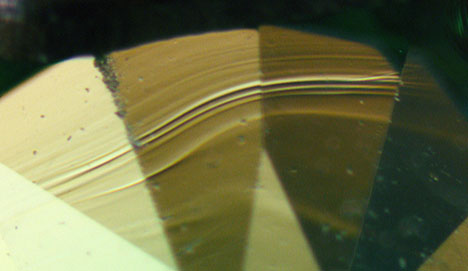 “Flow patterns” are observed in a sample. “Flow patterns” are observed in a sample.