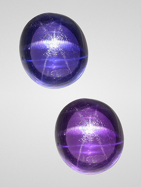 Color change from violet (top) to purple (bottom) in the 20.49 ct star sapphire. Color change from violet (top) to purple (bottom) in the 20.49 ct star sapphire.