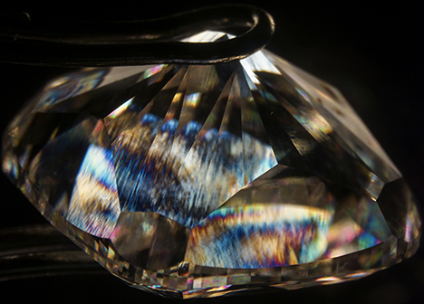 High-order interference colors in 5.19 ct CVD synthetic diamond