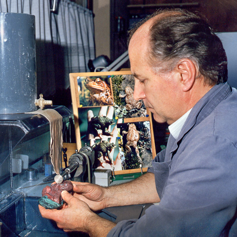 Gerd Dreher shaping the preform of the jasper toad Gerd Dreher shaping the preform of the jasper toad