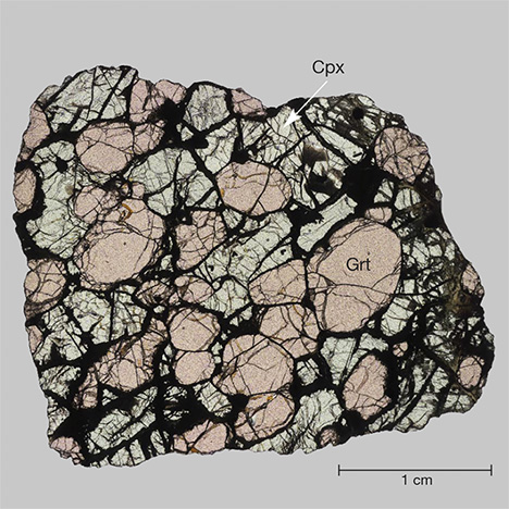 Bimineralic eclogite containing garnet and clinopyroxene Bimineralic eclogite containing garnet and clinopyroxene
