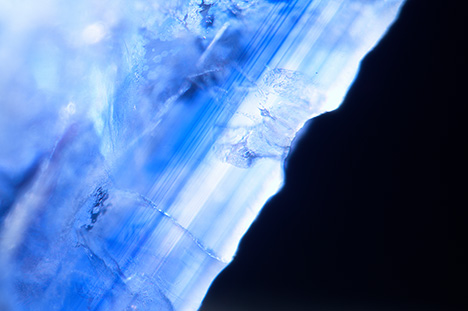 Straight and sharp blue zoning, rarely seen in Mogok sapphire Straight and sharp blue zoning, rarely seen in Mogok sapphire