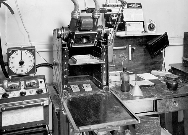 Figure 1. This specially adapted X-ray medical unit used by GIA during the 1950s features an automatic timer, a pearl tray, a lead glass protective cover, and accessories used in X-ray radiography. Figure 1. This specially adapted X-ray medical unit used by GIA during the 1950s features an automatic timer, a pearl tray, a lead glass protective cover, and accessories used in X-ray radiography.