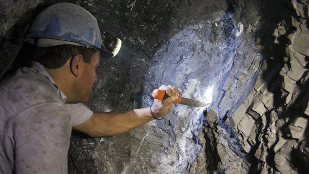 Use of hand tools at El Manantial mine Use of hand tools at El Manantial mine