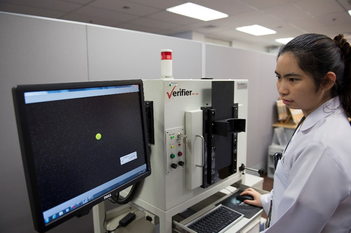 A MatriX-FocalSpot Verifier PF-100 X-ray fluorescence unit (100 kV and 3.2 mA excitation) equipped with a Canon EOS REBEL T4i DSLR camera (five-second exposure, F5.0, ISO 12800)