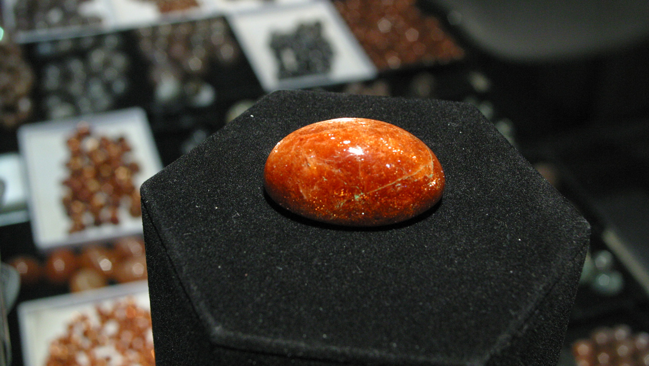 この146.07カラットの珍しいサイズの 灰曹長石により、後ろの日長石、ムーンストーンなどの宝石が小さく見えます。 - Terri Weimer(テリー・ワイマー)、提供:Blue Moon Enterprise(ブルームーンエンタープライズ) この146.07カラットの珍しいサイズの 灰曹長石により、後ろの日長石、ムーンストーンなどの宝石が小さく見えます。 - Terri Weimer(テリー・ワイマー)、提供:Blue Moon Enterprise(ブルームーンエンタープライズ)