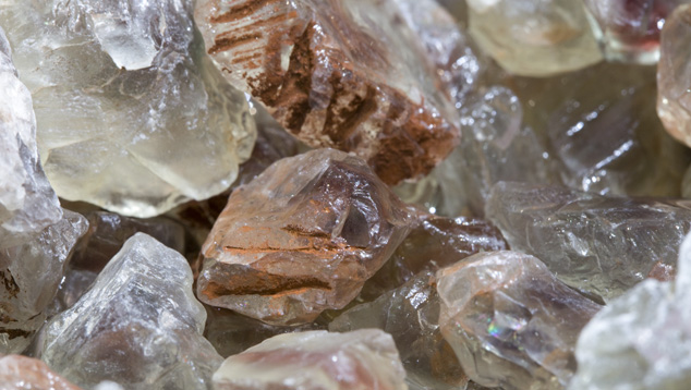 Rough Oregon sunstones display a variety of colors in a range of tones from light to dark. – Valerie Power, courtesy Desert Sun Mining & Gem Co., Inc. Rough Oregon sunstones display a variety of colors in a range of tones from light to dark. – Valerie Power, courtesy Desert Sun Mining & Gem Co., Inc.