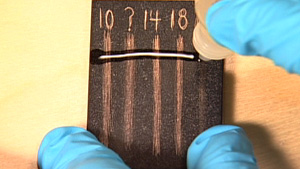 加工制作のヒント#9： 金の純度を調べる、カラットゴールドの純度テストに試金石法を使用する