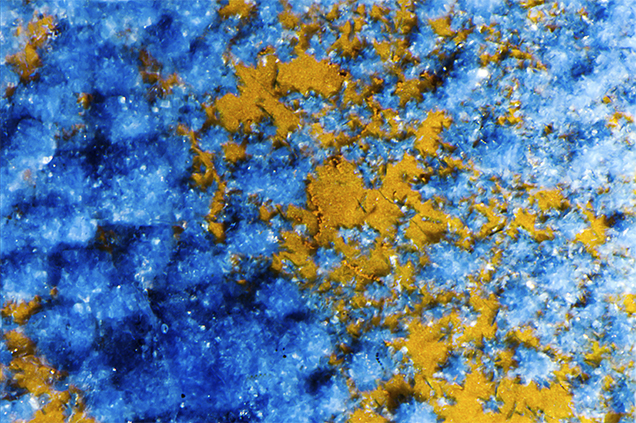 Figure 2. Measuring 41.27 mm and weighing 164.63 ct, this quartz crystal cluster contains a phantom composed of an abundance of deep blue radial concretions of shattuckite, forming a rich blue felted mat. Photo by Kevin Schumacher.