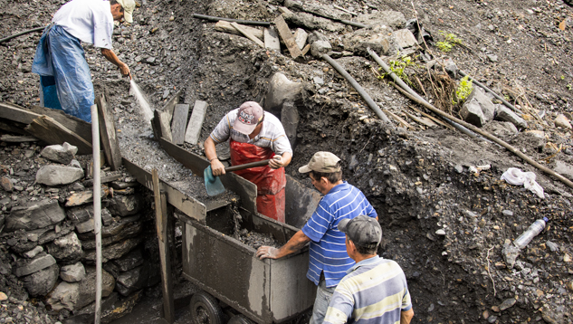 Independent miners on the banks of the Río Itoco Independent miners on the banks of the Río Itoco